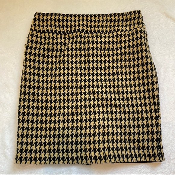 The Limited Dresses & Skirts - The limited Black and Tan houndstooth mini skirt size 6